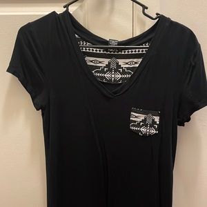 Black short sleeve T-shirt with a pattern pocket on the left side size medium